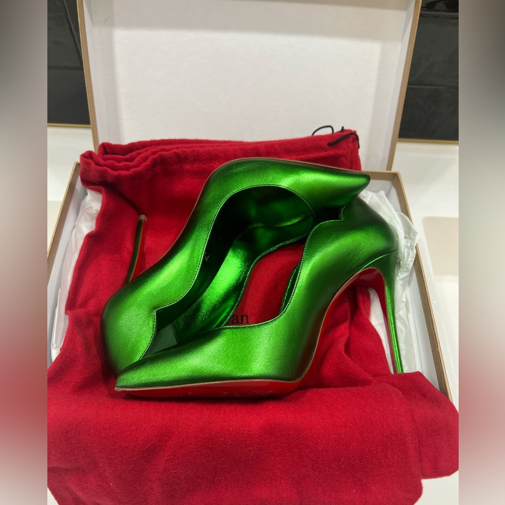 CHRISTIAN LOUBOUTIN Hot Chick 100 spinach laminato pumps size 38